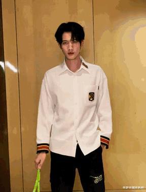 谢霆锋|谢霆锋空中转呼啦圈，《飞虎3》满屏荷尔蒙，内娱男星何时卷起来