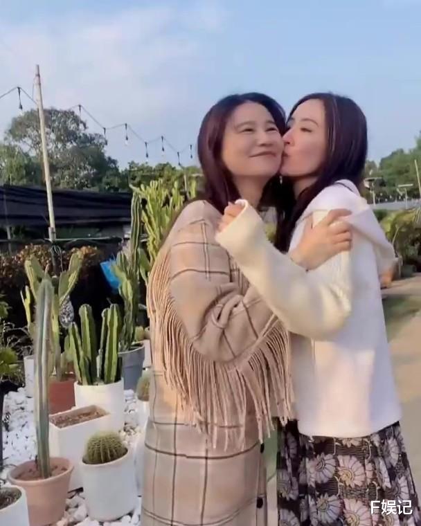 李梦|黄翠如回家后忙着见闺蜜们 为陈自瑶庆生兼庆祝获奖