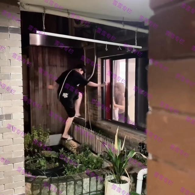 女子让男友爬窗进家里,那一幕刚好被父母看到:真是女大不中留