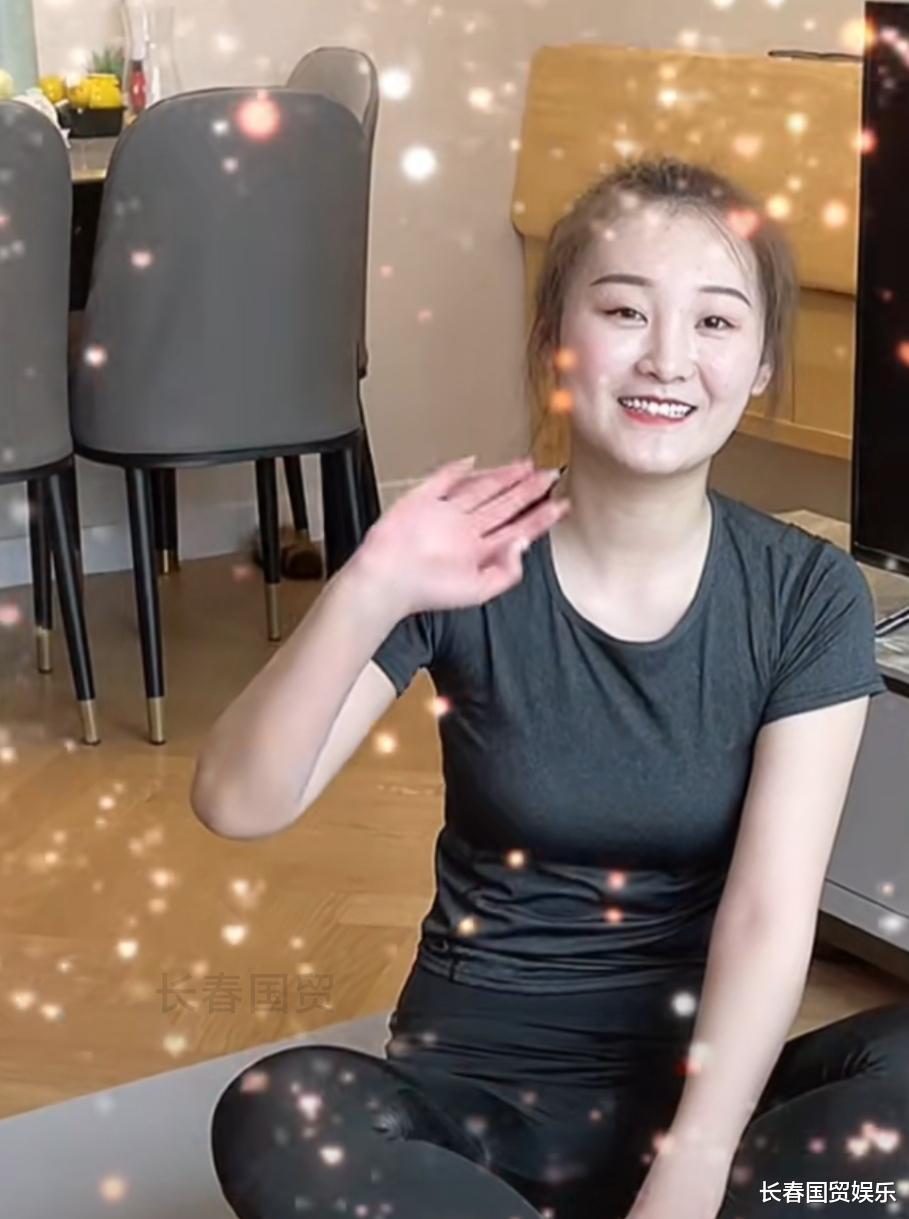 陈亚男|前夫官宣订婚后，陈亚男首次露面，化身瑜伽教练心情未受影响