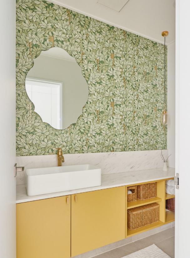 300自建房,挑高客厅全屋白色显极简,天井院子相当舒适!