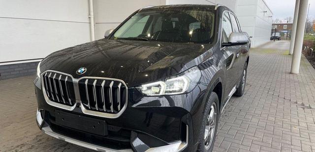 新款“丐版”宝马X1亮相，海外预售27万，精致感优于奥迪Q3，帅气