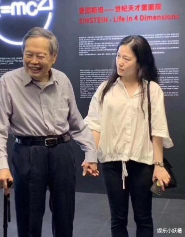 杨振宁|98岁的杨振宁允许40岁妻子改嫁，妻子感动，财产分配是个问题