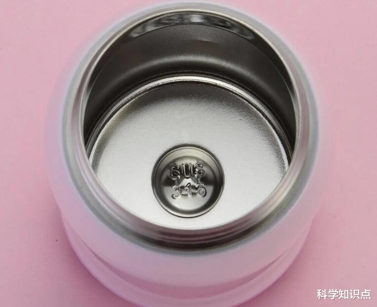 “保温杯”遭央视曝光,热水进“毒水”出,保温杯里的名堂可不小