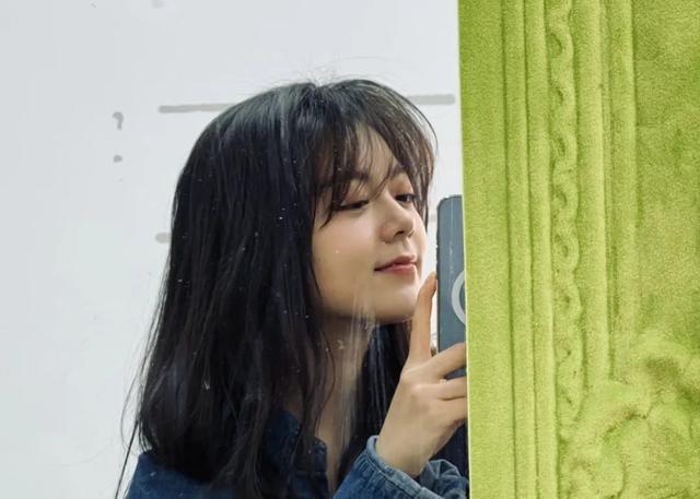 短发 口碑女王赵今麦重回校园，干皮如何打造自然雾面底妆？
