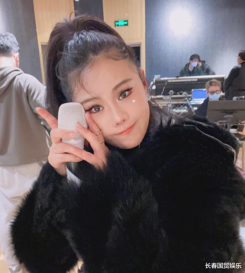 袁娅维|女歌手确诊新冠，演唱会开唱前才宣布取消，私下行程被挖惹怒网友