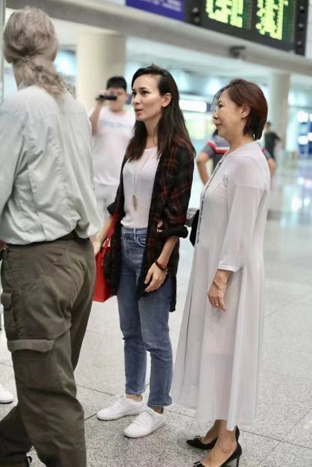 卢靖姗的妹妹颜值更高，同为混血长相却不同，她与婆婆亲如母女