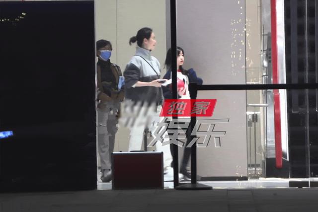 左小青|45岁左小青带家人外出就餐，打扮优雅皮肤超好，女儿罕见露面