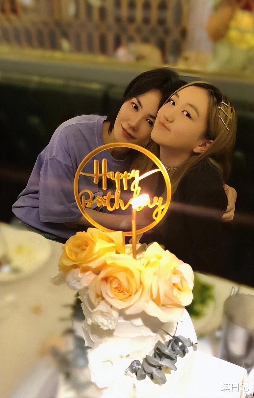 李嫣|李嫣晒与好友合照,眉眼神似王菲气质出众