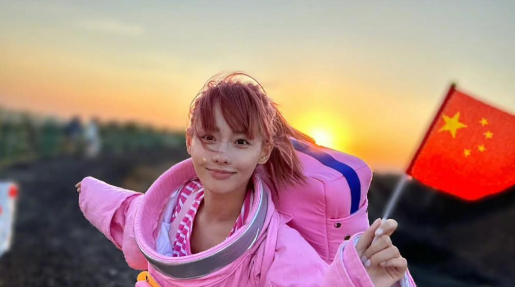 张嘉倪|张嘉倪晒国庆假期随拍！美景美人好养眼，透露出了古灵精怪的感觉