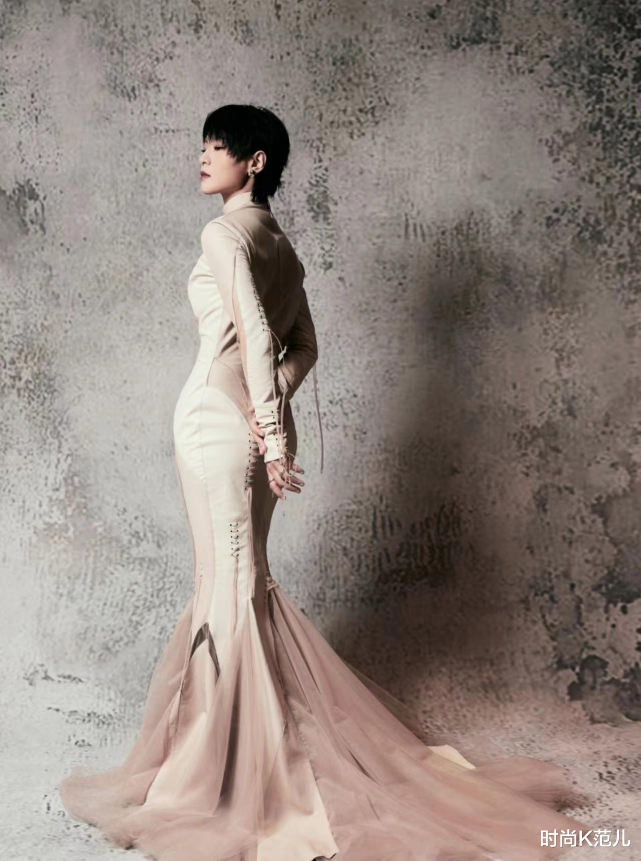 周笔畅|周笔畅跨年献唱终于穿裙子,一袭鱼尾长裙好优雅,身材真好!