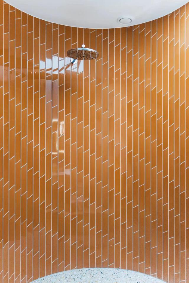 有超大落地窗的家，演绎自然材料与光线的爱情故事，柔软又温馨