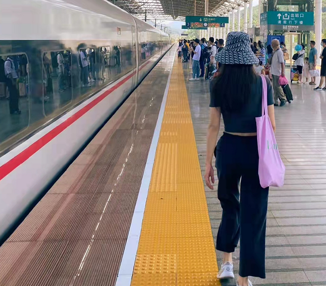 殷桃|42岁殷桃坐高铁惹争议,站车门口摆拍,自信秀腹肌