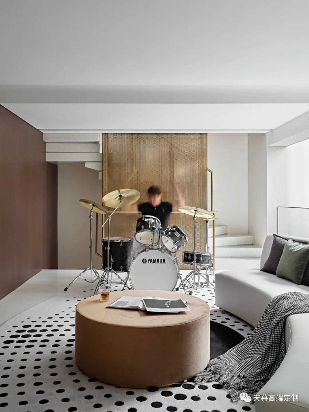 地下二层的传来的音乐为何如此动人