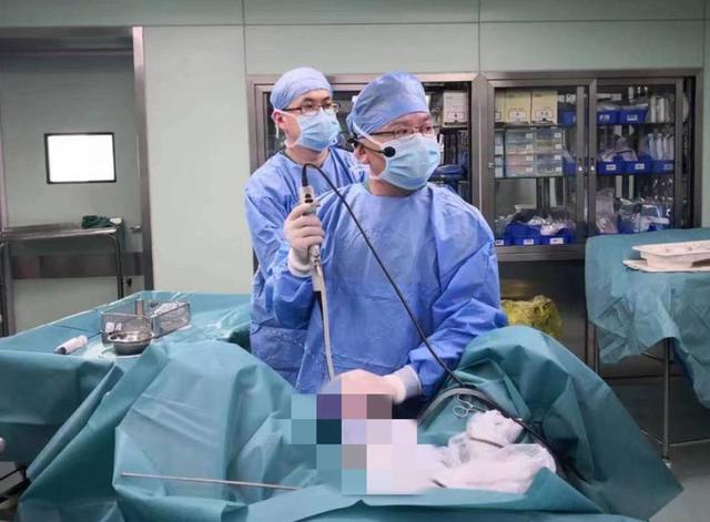 维生素C|维生素C补多了也有风险！泡腾片当饮料，男子喝出肾结石