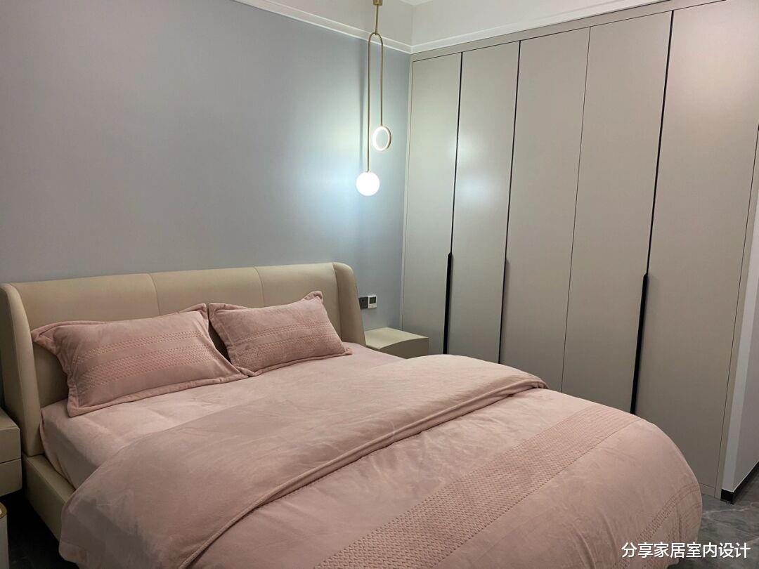 结婚六年终于通过努力拥有一套新房,三居室面积不大,装修却精致