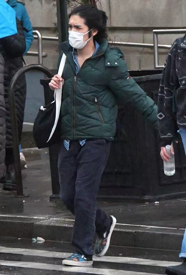 羽绒服 日本平民驸马爷久违亮相！将长发扎成马尾好个性，眉清目秀变帅了