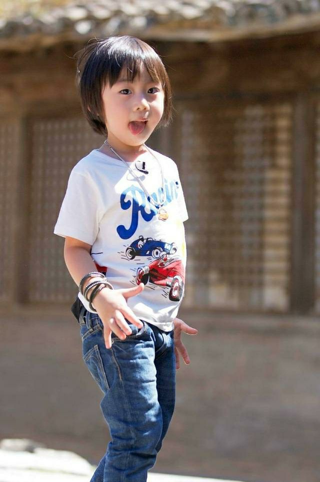 跨年|林志颖分享kimi一年长了12公分,自叹明年就要抬头看他了