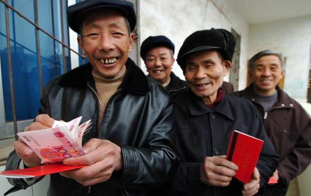 退休时忘了交“这份材料”,以后每年或少领8640元,不知道会很吃亏