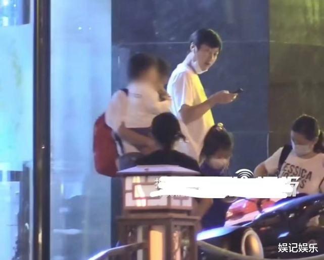 章子怡|汪峰章子怡一家聚会，女儿小苹果打扮低调，坐在她身边的男士抢镜