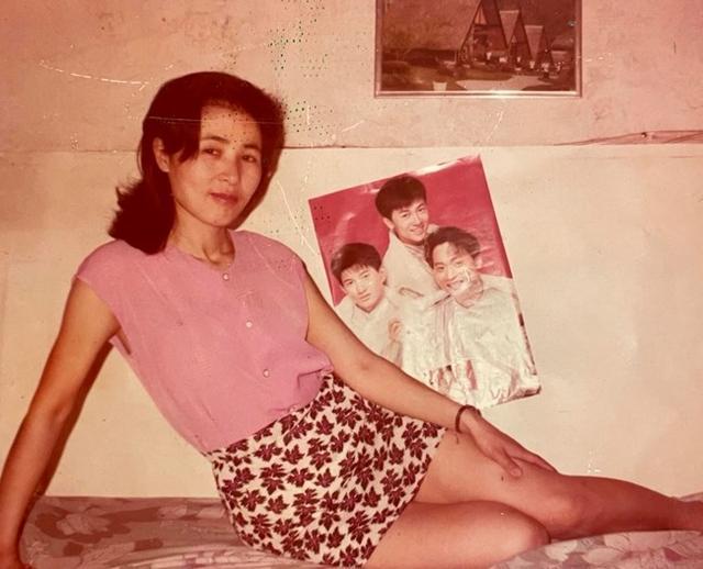 周雨彤|周雨彤家境首曝光，从小穿姐姐旧鞋！父母离异20多年，仍视对方为仇人