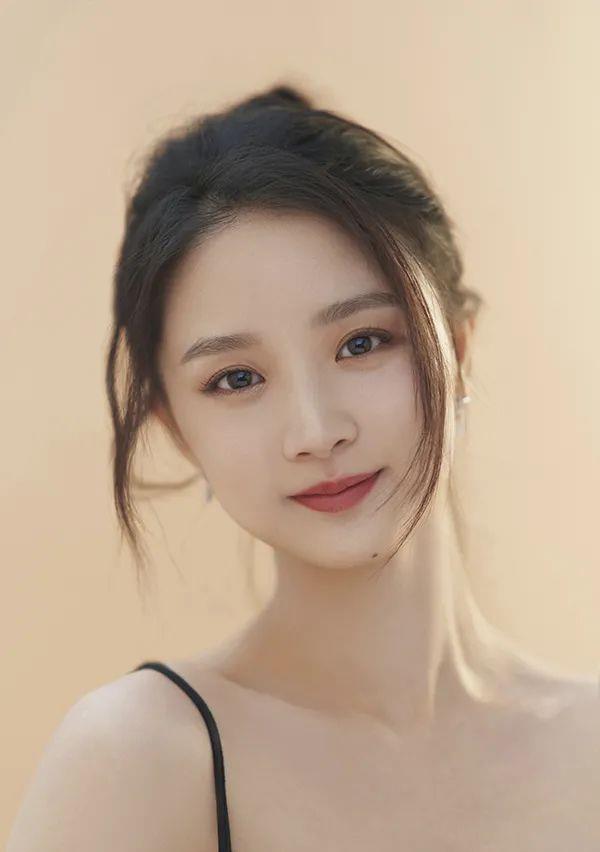 写真|廖银玥靓丽写真大秀白皙香肩！雪肤玉貌美得让人窒息