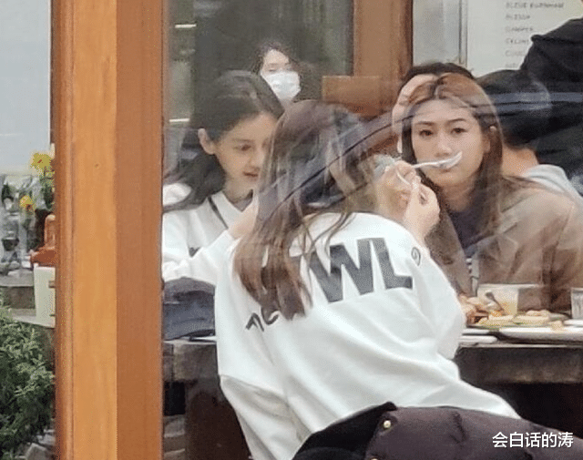 庞德|网友偶遇Baby与朋友聚餐，素颜出镜太能打，曾被网红嘲讽身材差