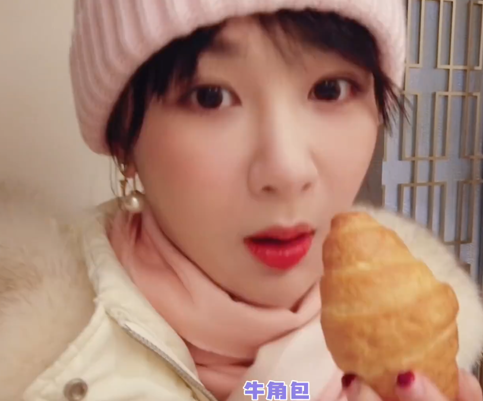 杨紫|杨紫晒环球影城游客照，打扮时尚宛如少女，第一件事居然是吃饭