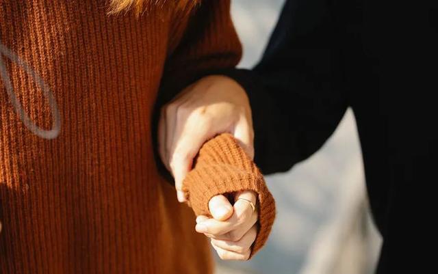 |陪伴变成职业，还是最长情的告白吗