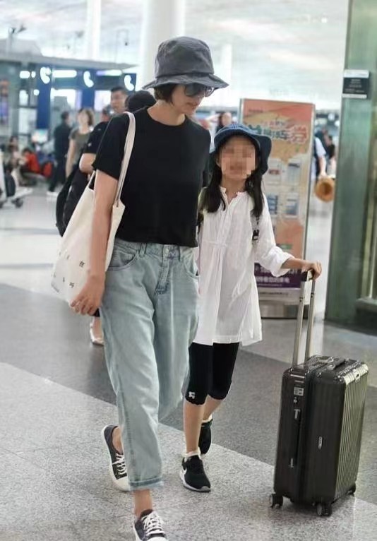 袁泉夏雨一家三口走机场,基础款看似无趣却高级,女儿长腿随妈
