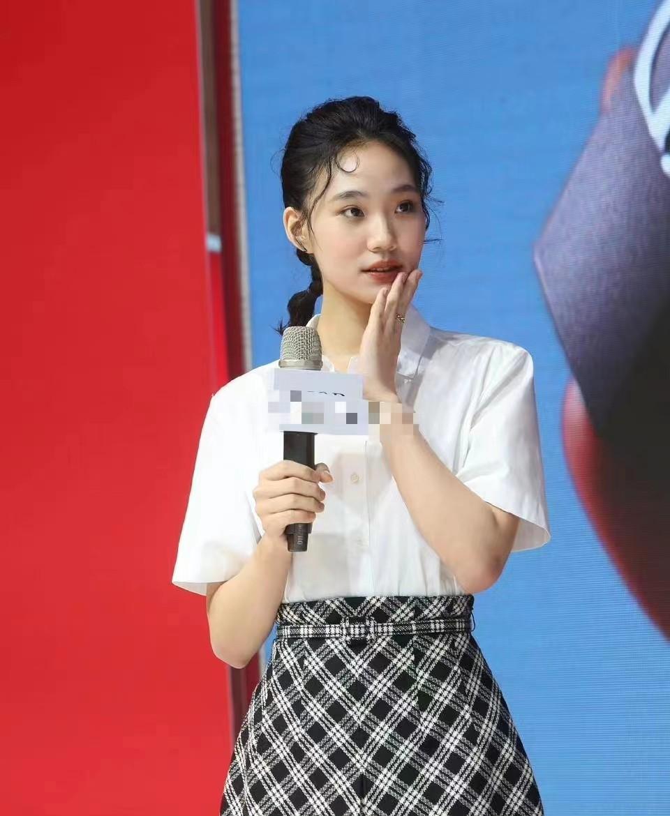 小S二女儿气质绝了，和老妈站在一起气场丝毫不弱，超模魅力初显