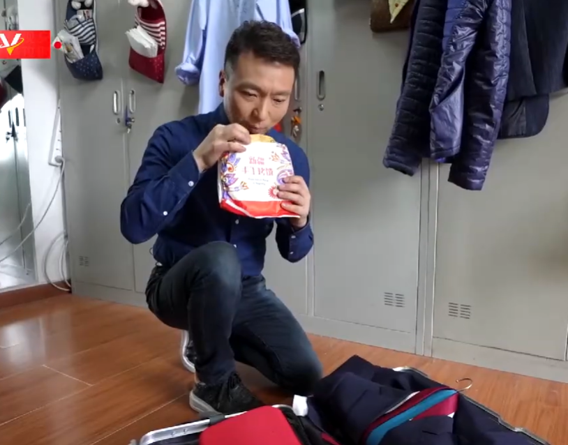 小姐姐|康辉公开央视更衣室!铁皮柜上挂满毛巾衣服,房间杂乱狭小太真实