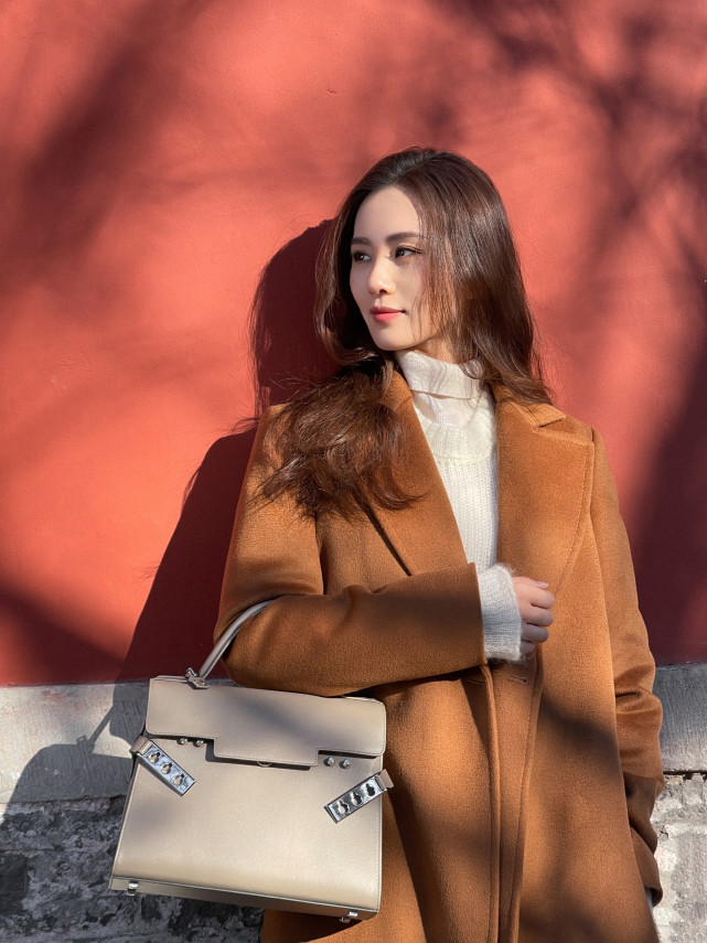 刘诗诗|刘诗诗冬日街拍气质出众！穿大衣尽显高级感，随便拍都是大片级别
