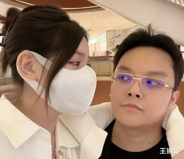 兜儿晒全家福,吨吨单眼皮小眼睛牙缝大,网友:比小猪妹好看多了