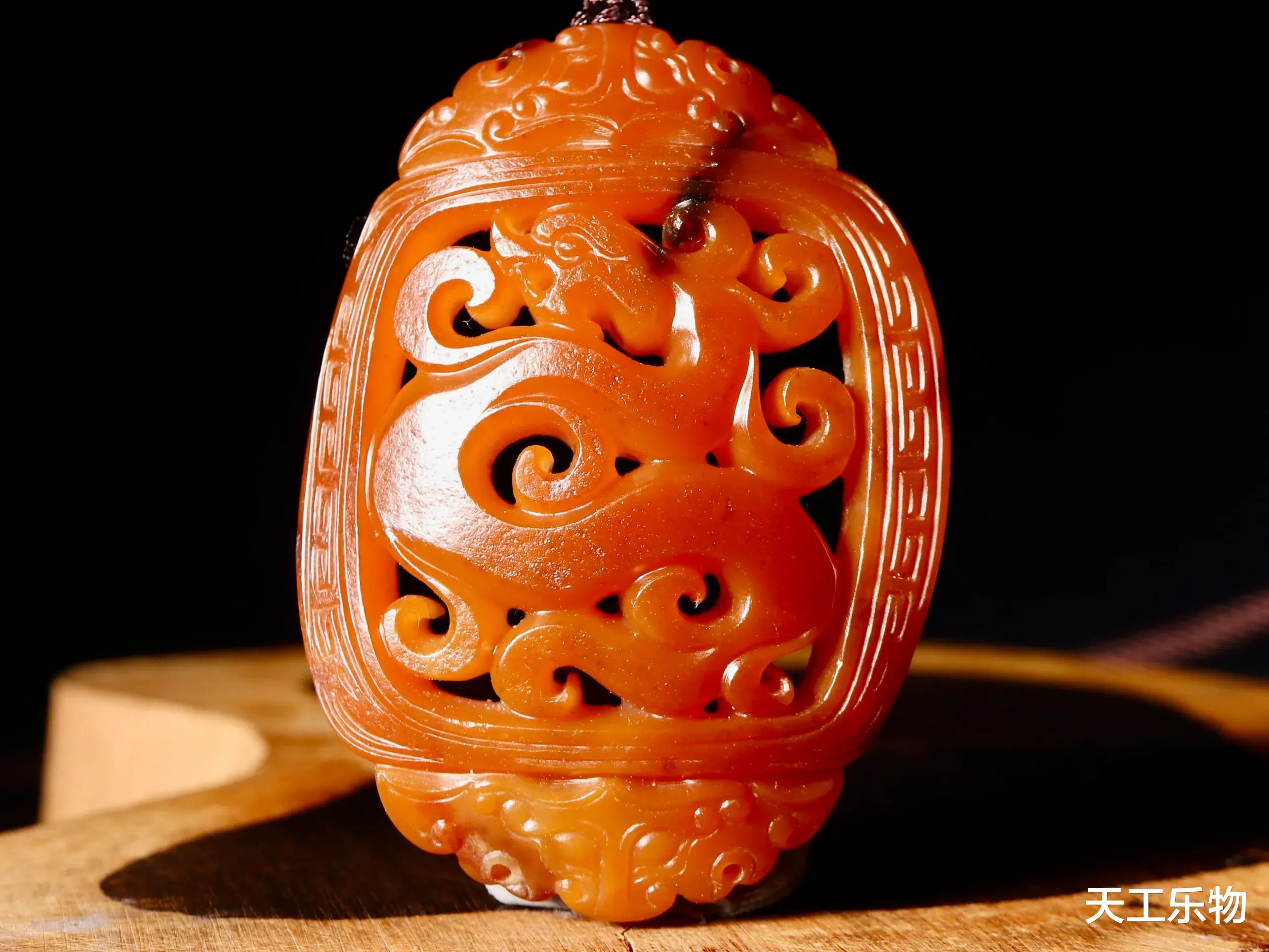 雕刻|十个红沁九个皮！为何和田籽料“仿古龙”的雕刻会留皮不留玉？
