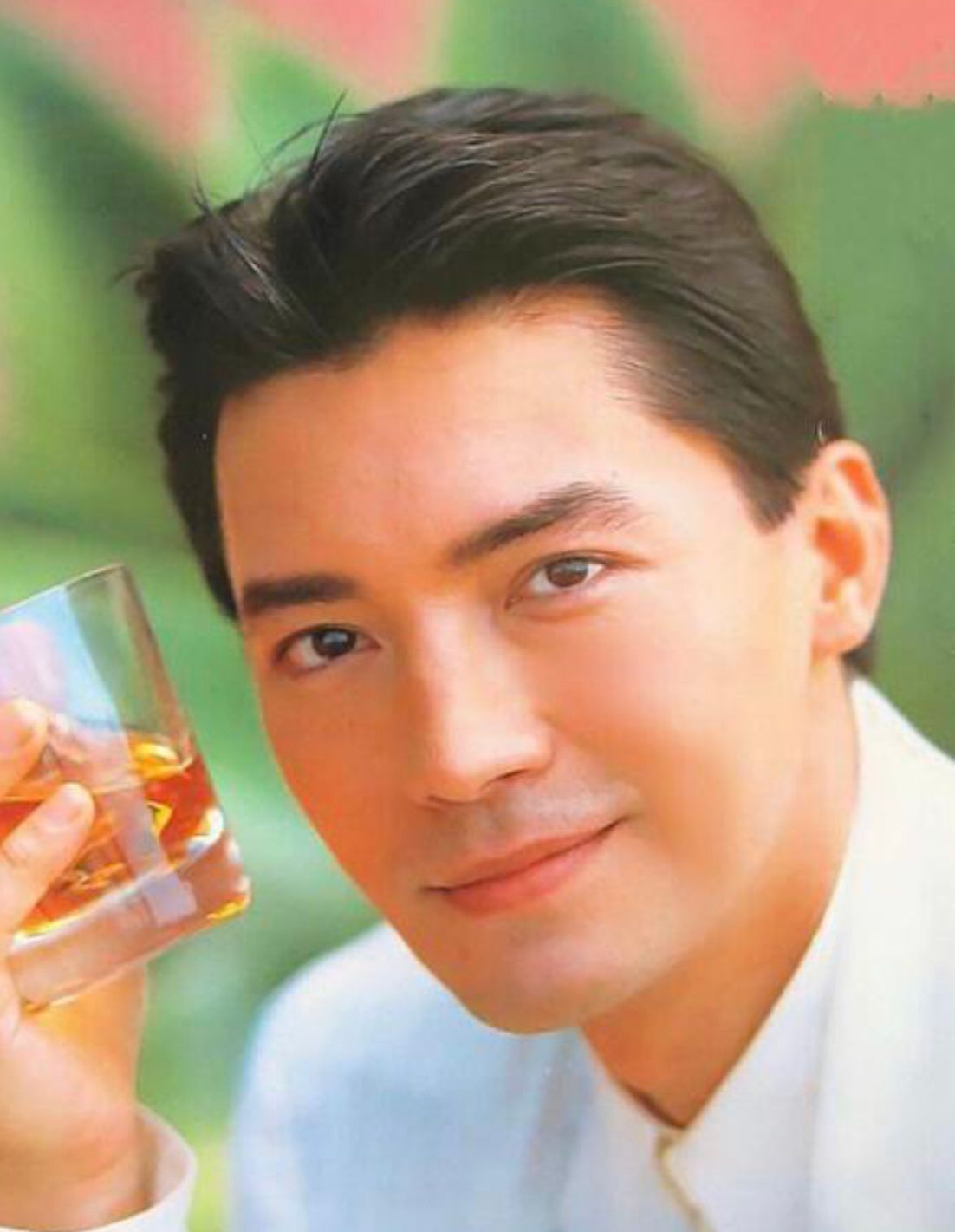 创业板指 尊龙老了依然是男神，白发不染仍有贵族气质，优雅到骨子里的男人