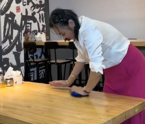 李勒优|晋妈带儿子去学校看优优,李勒优奔跑去校门口,和哥哥嫂子打招呼