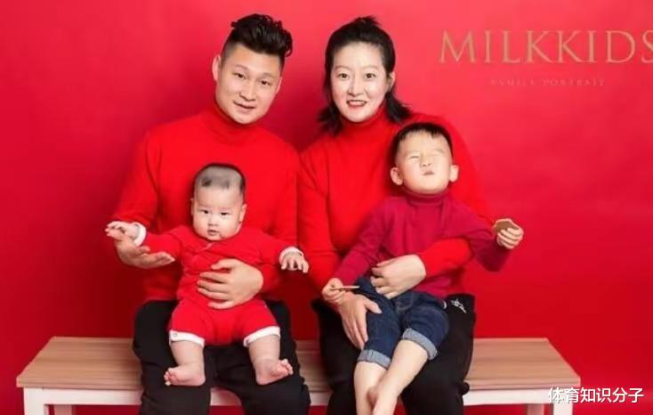 陈丽怡|3年生下2个大胖小子！女排主攻一家4口拜年，李盈莹搭档幸福美满