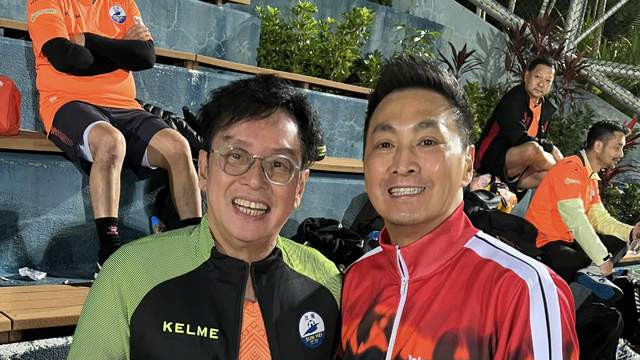 何家劲|何家劲与谭咏麟聚会！退圈后内地开工厂身价上亿，穿万元衣好阔气