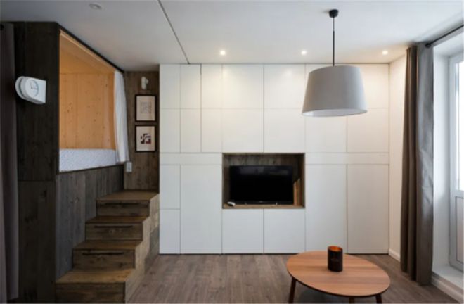 35㎡小公寓,夫妻俩把床抬高1米后睡在“盒子”里?这设计够巧妙