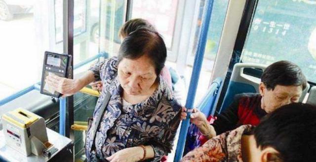 老人丢孩子书包“逼让座”,爸爸看到一把按住孩子:回去坐好