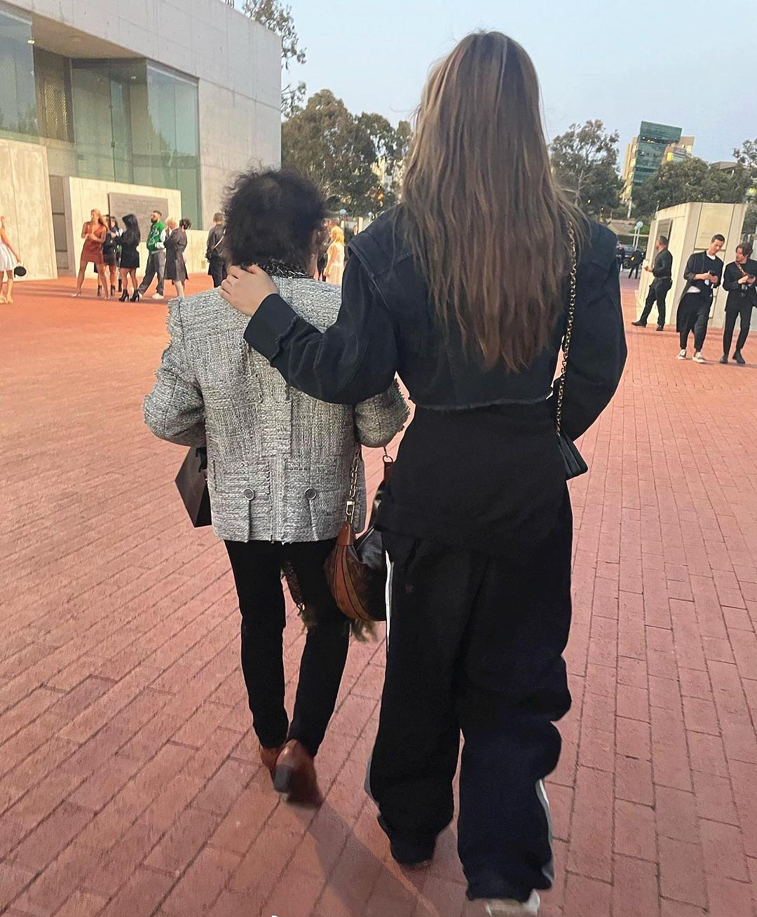 谷爱凌|谷爱凌带全家度假！自驾游+猛犸山滑雪，姥姥精神矍铄看不出86岁