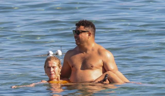 扣篮|罗纳尔多与45岁妻子海滩度假已胖到认不出被盗2000万不影响心情