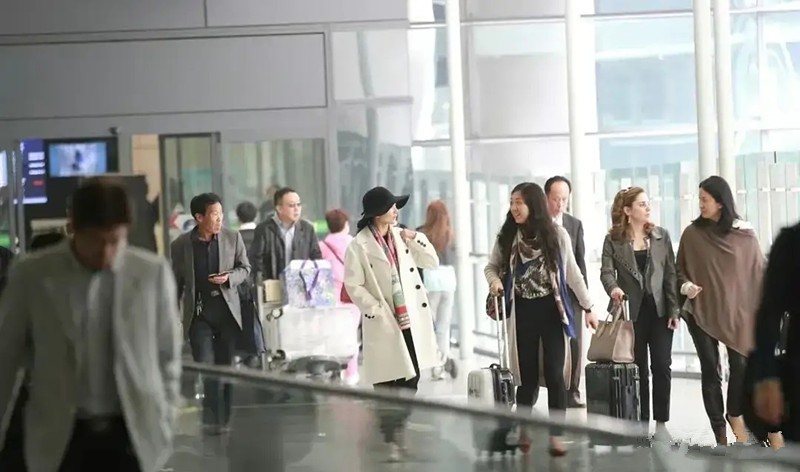 张艺谋|张艺谋妻子认真过冬也很美！大衣配印花丝巾优雅，高级与时尚并存