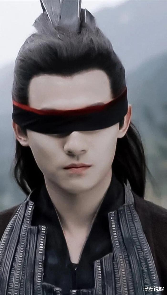 张含韵|张含韵与佟梦实被拍从酒店出门，女方拿多样东西，男方被批不体贴