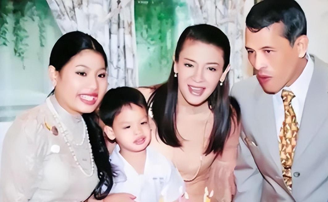 思蕊梵|提帮功也曾有过幸福时光，昔日合影照嘟嘴撒娇，活泼开朗聪明伶俐