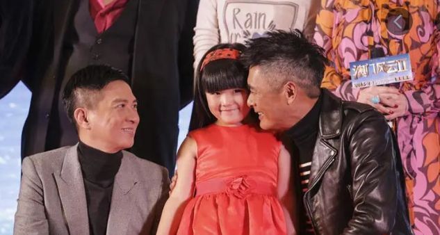 王诗龄|王诗龄健身房打拳击，怀抱沙袋笑容甜美，近照瘦到认不出