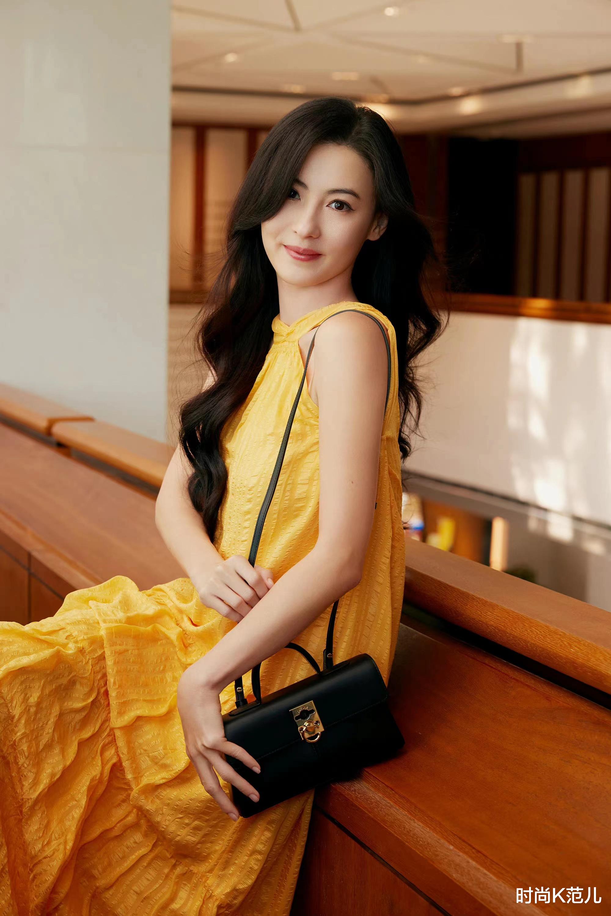 张柏芝换新发型，中分黑长直显女神范，穿芭比粉西装好亮眼！