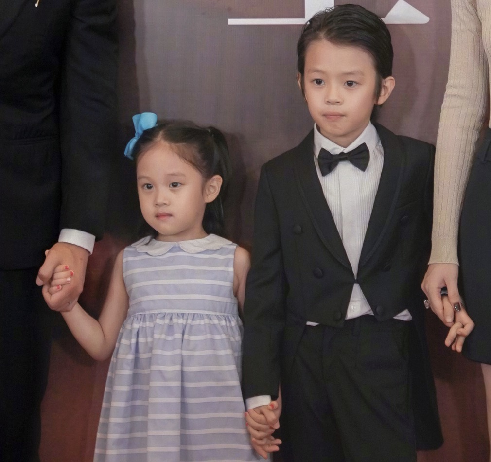 邓超|邓超《中国乒乓》首映,儿女均有参演,兄妹俩摘口罩上台颜值超高