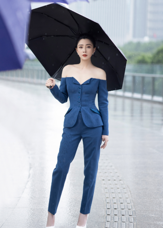 殷桃|42岁殷桃晒健身房私照！躺地上大秀细腰长腿，脸上出汗红晕明显